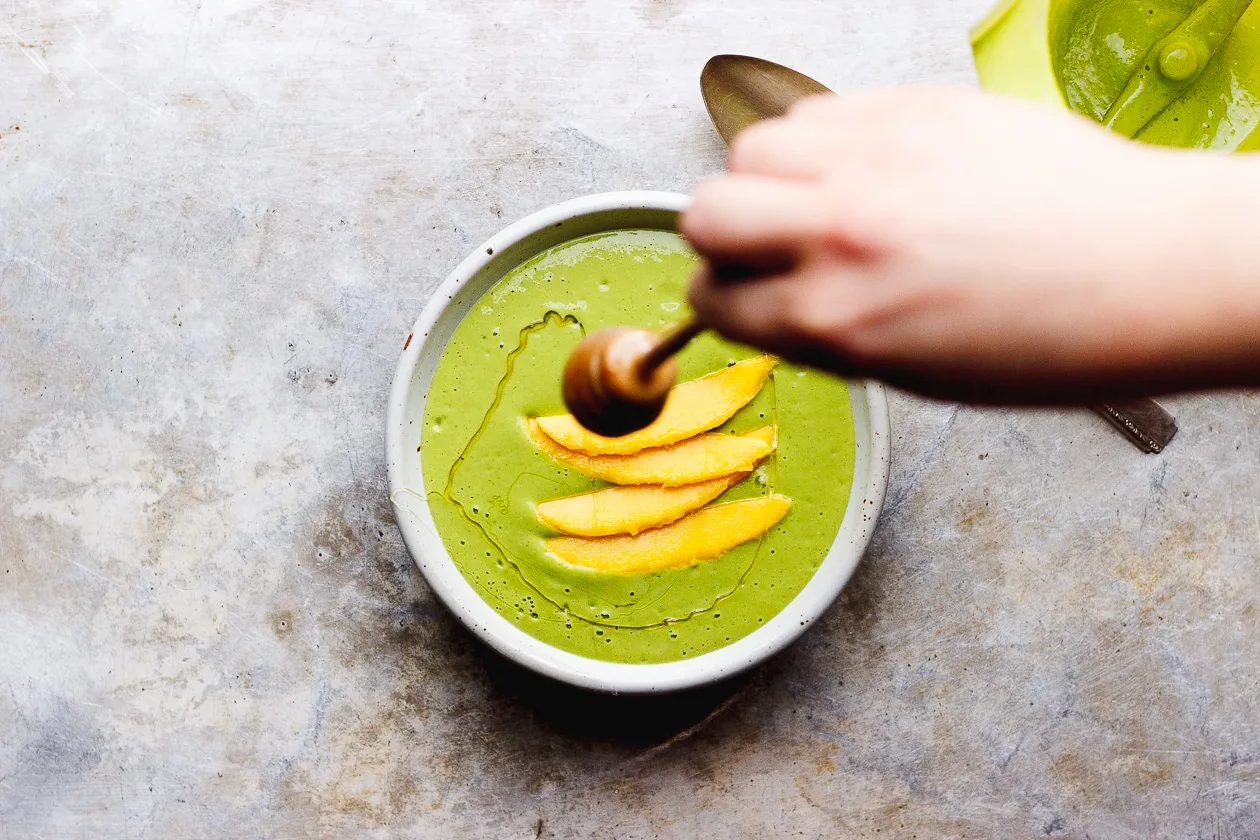 Green Smoothie Bowls with Mango + Hemp Seeds + health benefits of smoothie bowls! | Green smoothie bowls plant-powered with hemp seeds, mango, banana and sprouts. A vegan smoothie bowl for breakfast or a snack at anytime of day. #greensmoothiebowls