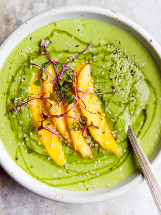 Green Smoothie Bowl with Mango + the health benefits of smoothie bowls!