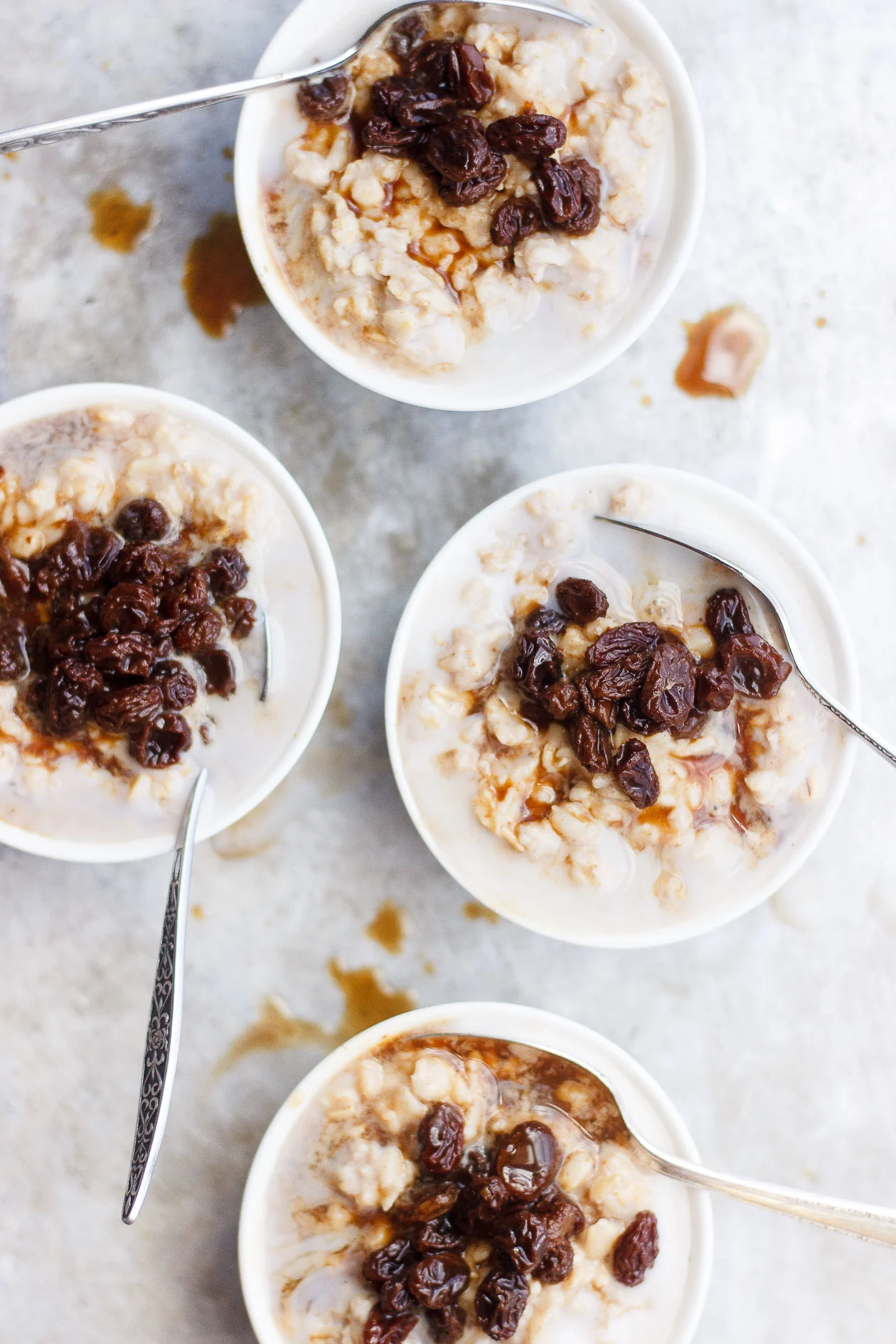 Basic Overnight Oats with Black Tea Soaked Raisins | A simple and classic basic overnight oats recipe with a flavor-packed topping of black tea soaked raisins. Naturally vegan, gluten and refined-sugar free.