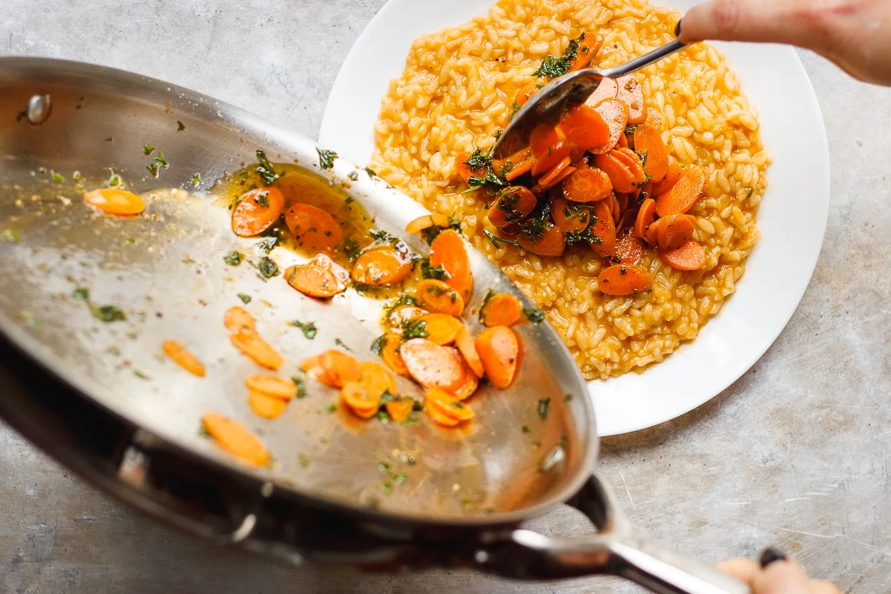 No-Stir Risotto with Herbed Caramelized Carrots | Cozy no-stir risotto with herbed caramelized carrots. A naturally gluten-free and vegan risotto recipe. Quick, easy, stir-free risotto.