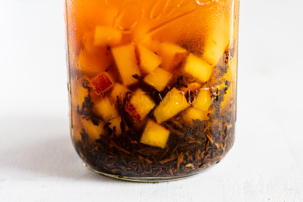 cold brew peach black tea in jar unstrained